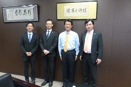 左から高橋執行理事、中執行理事、大島議員、坂本副会長