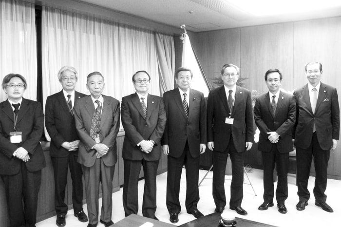 中央：林大臣、右：日本弁理士会、左：日本弁理士政治連盟