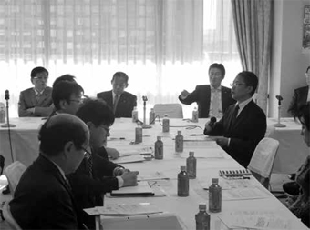 （写真奥左から）山本幹事長、二階会長及び秋元事務局長