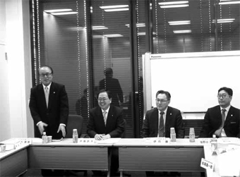 （写真左から）杉本弁政連会長、斉藤議員、伊丹会長、塩野谷副会長
