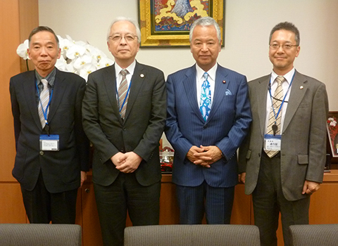 自由民主党 甘利 明 衆議院議員 （右から2人目）