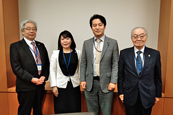 左から弁政連福田筆頭副会長、日本弁理士会田辺副会長、櫻井議員、日本弁理士会大津会員