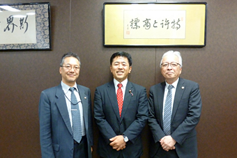 左から弁政連水野会長、藤末議員、日本弁理士会渡邉会長