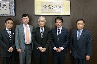 左から辻田副会長、坂本副会長、渡邉会長、片山議員、渡邊副会長
