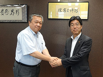 左から鈴木副会長、田嶋要議員