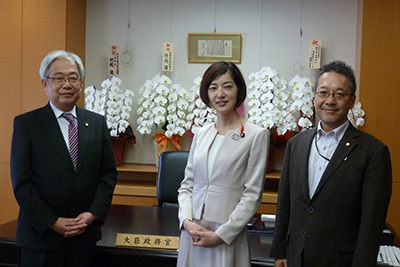 左から福田筆頭副会長、佐々木さやか政務官、水野会長