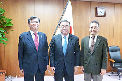 左から日本弁理士会清水会長、梶山経済産業大臣、弁政連水野会長