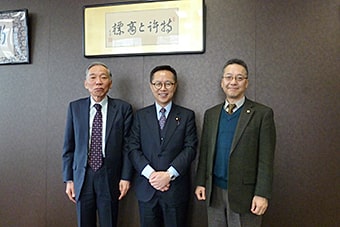 左から富崎副会長、古川元久議員、水野会長