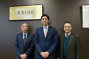 左から富崎副会長、小林鷹之議員、水野会長