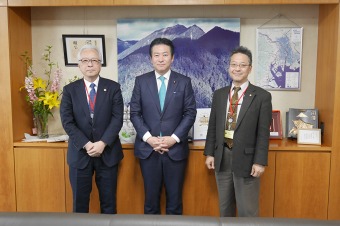 左から渡邉会長、秋元司議員、水野会長