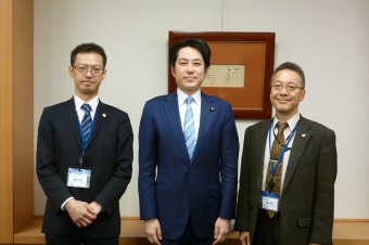 左から中会員、落合貴之議員、水野会長