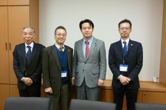 左から富崎副会長、水野会長、櫻井周議員、中会員
