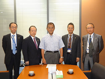 議員会館にて（2014年）