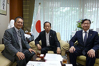 左から水野弁政連会長、二階俊博議員、清水本会会長