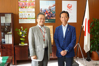 左から水野会長、高野光二郎大臣政務官