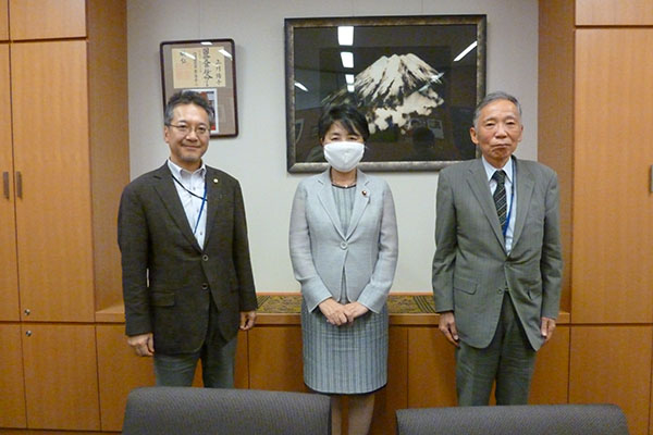 左から水野会長、上川陽子議員、富崎副会長