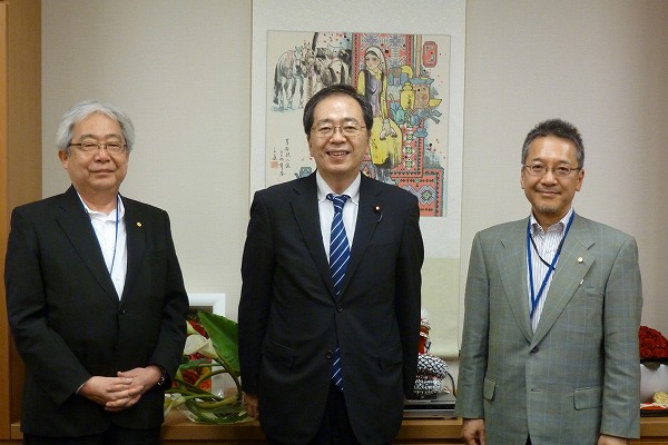左から福田筆頭副会長、斉藤鉄夫議員、水野会長