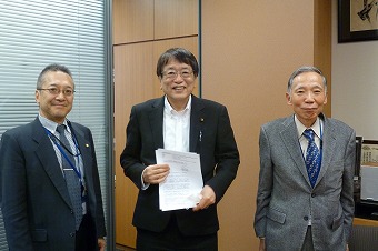 左から水野会長、山本拓議員、富崎副会長