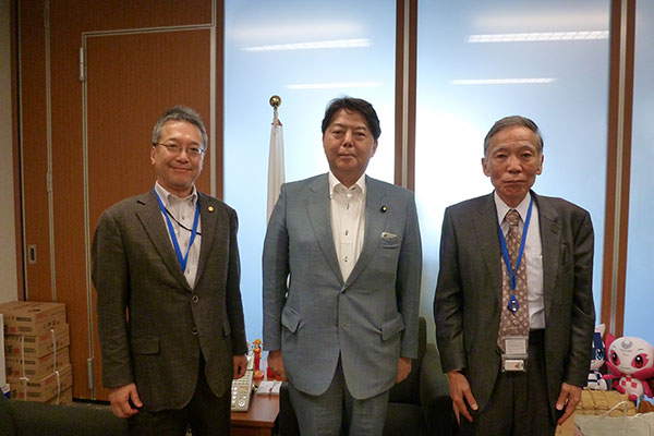 左から水野会長、林芳正議員、富崎副会長