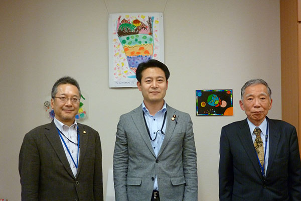 左から水野会長、櫻井周議員、富崎副会長