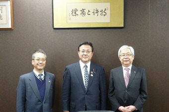 左から水野会長、江田康幸議員、福田筆頭副会長