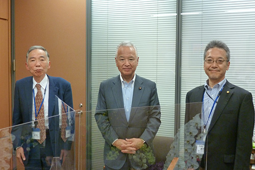 左から富崎副会長、甘利明議員、水野会長
