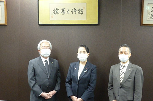 左から福田筆頭副会長、尾身朝子議員、水野会長