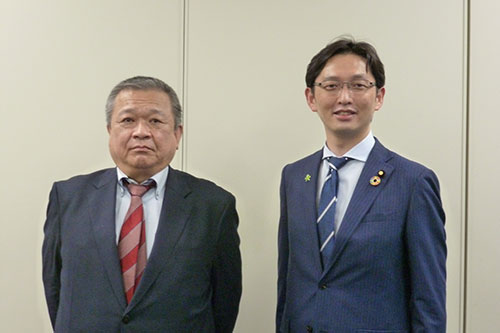 左から鈴木副会長、高橋光男参議院議員