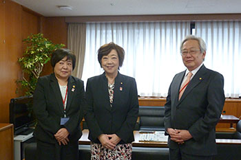 左から杉村会長、太田房江経産副大臣、福田筆頭副会長