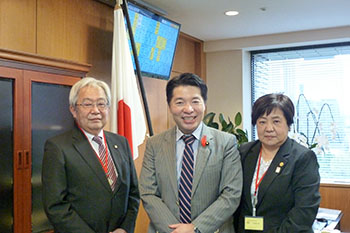 左から福田筆頭副会長、伊佐進一厚労副大臣、杉村会長