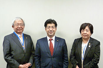 左から福田筆頭副会長、里見隆治経産大臣政務官、杉村会長
