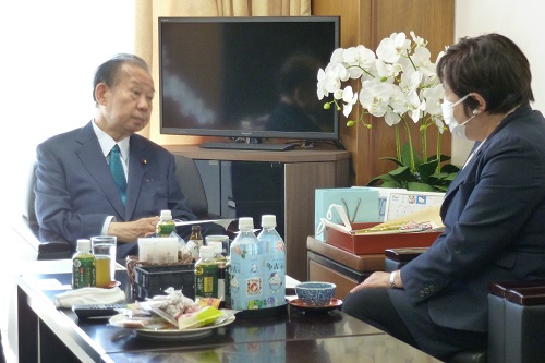 左から二階俊博議員、杉村日本弁理士会会長