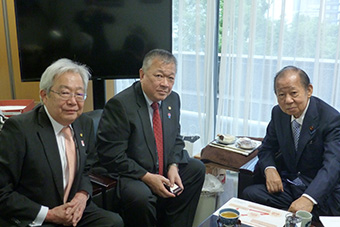 左から福田会長、鈴木日本弁理士会会長、二階俊博議員