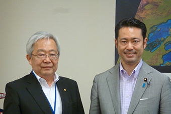左から福田会長、大塚拓議員