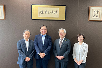 左から伊藤儀一郎会員、高田清久議員、福田会長、松葉多美子議員