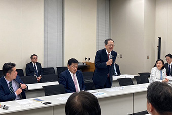 前列左から伊佐前議員、赤羽会長、斉藤代表、大森幹事長