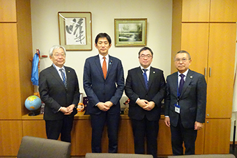 左から福田会長、小林鷹之議員、大澤副会長、瀧野副会長