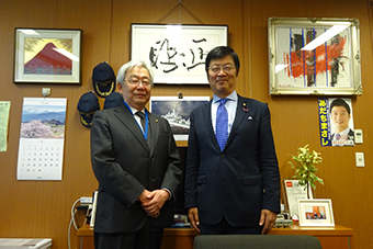 左から福田会長、阿達議員