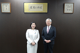 左から向山淳議員、福田会長