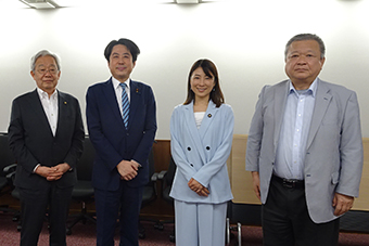 左から福田会長、落合貴之議員、塩村あやか議員、鈴木筆頭副会長