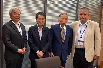 左から福田会長、大串博志議員、富崎副会長、鈴木筆頭副会長