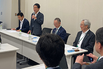 左から櫻井事務局長、大串会長、北村弁理士会会長、福田弁政連会長