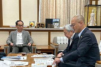 大野知事（左）と面談する福田会長、中副会長