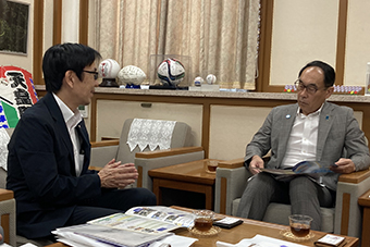 左から榎本関東会会長、大野知事