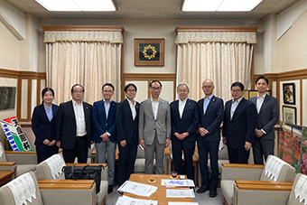 左から原田職員、伊賀関東会副会長、上村同埼玉委員会委員長、榎本同会長、大野知事、福田弁政連会長、中同副会長、長島職員、平松埼玉県議会議員
