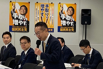 前列左から、議連の浅野哲事務局長、浜口誠議員、古川元久会長
