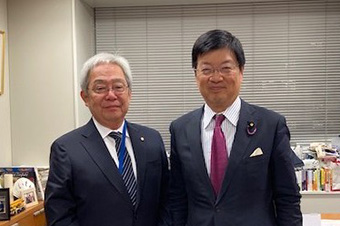 左から福田会長、阿達議員