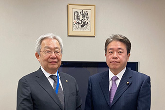 左から福田会長、鶴保議員